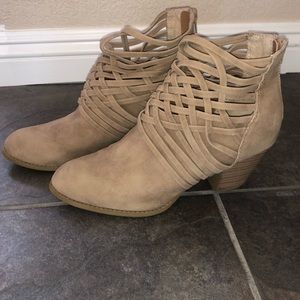 Like NEW Jellypop Tan Weave Ankle Booties Size 11